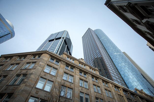 Tiro de ángulo bajo de rascacielos de gran altura bajo el cielo despejado en Frankfurt, Alemania