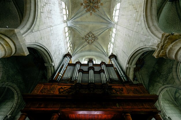 Tiro de ángulo bajo de un techo de catedral con ventanas