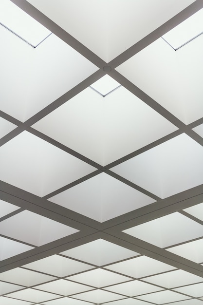 Tiro de ángulo bajo del techo de un edificio hecho de cuadrados iluminados brillantes