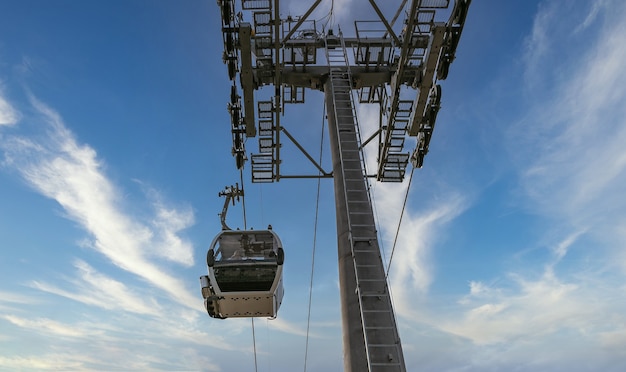 Tiro de ángulo bajo de teleférico y cielo nublado