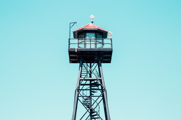 Tiro de ángulo bajo de una torre de salvavidas negro con techo rojo