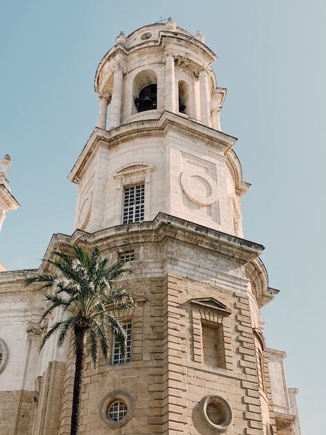 Tiro de ángulo bajo vertical de la Catedral de Cádiz en Cádiz, España