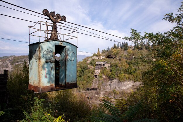 Tiro de ángulo bajo de un viejo teleférico abandonado en medio de un paisaje montañoso