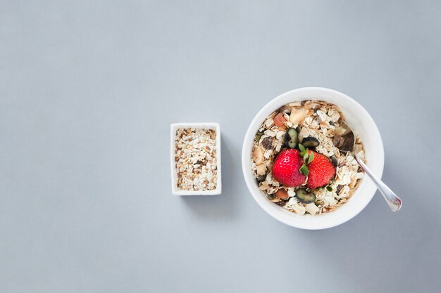 Tiro de arriba del desayuno muesli tazón