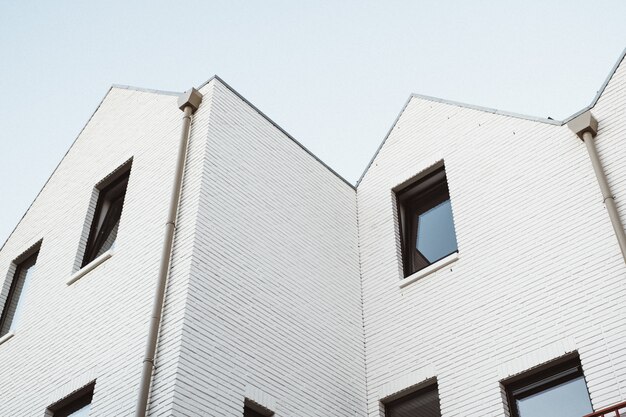 Tiro blanco moderno del ángulo bajo del edificio