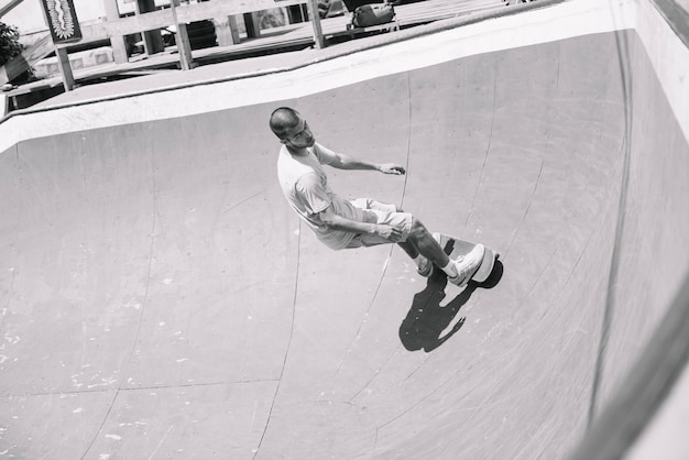 Tiro blanco y negro de skater en rampa