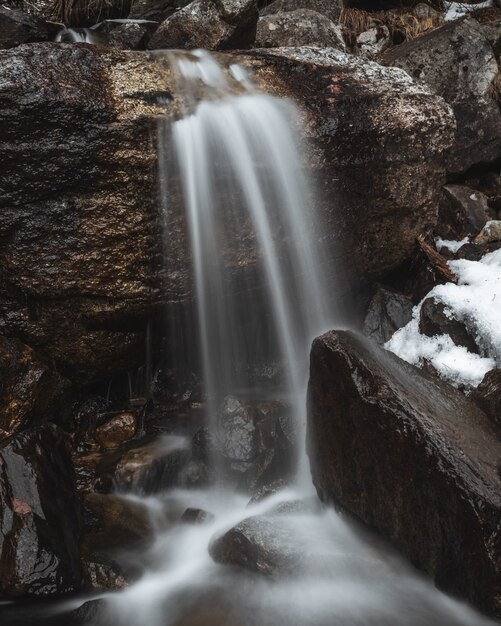 Tiro de cascada en larga exposición