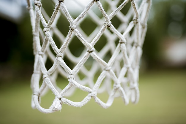 Tiro cercano de una red de aro de baloncesto