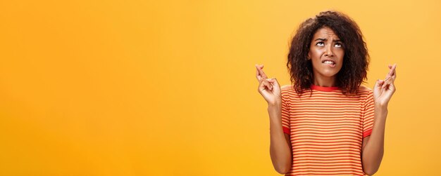 Tiro de cintura de mujer de piel oscura encantadora preocupada y ansiosa esperanzada con peinado afro en tren