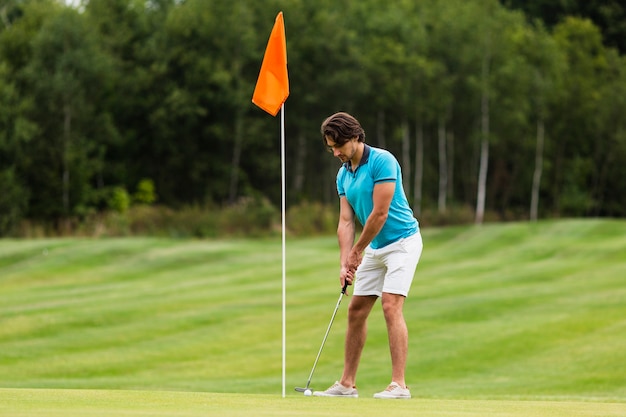 Tiro completo ajuste hombre adulto jugando al golf