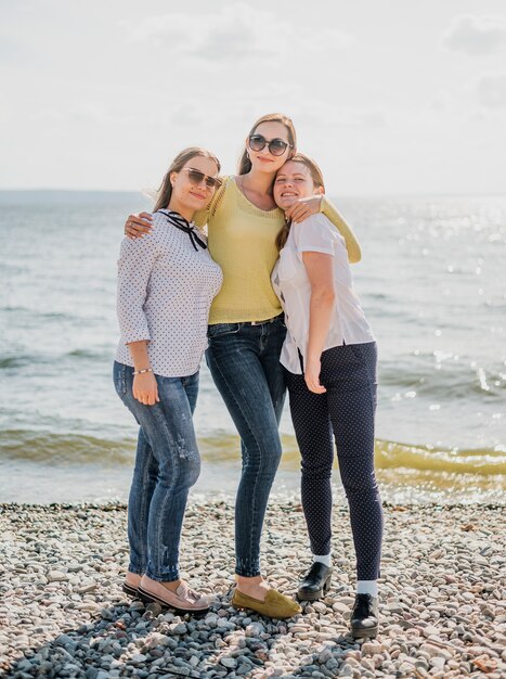 Tiro completo amigas en la playa