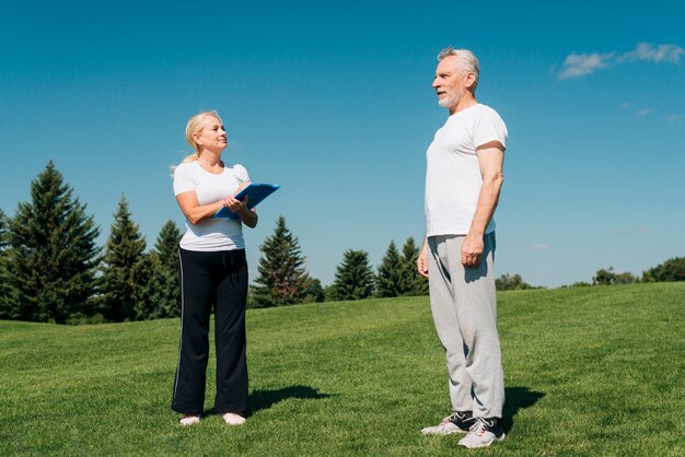 Tiro completo entrenador entrenamiento hombre al aire libre