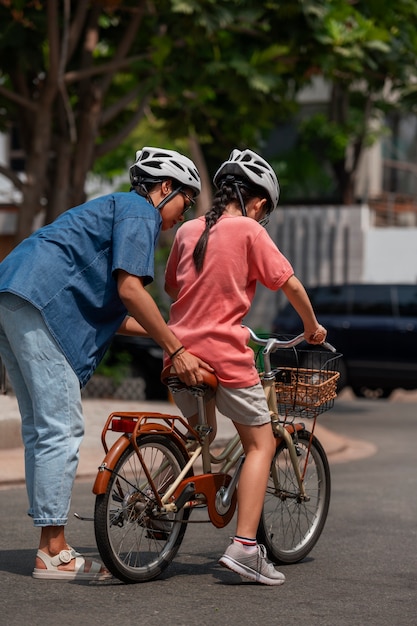 Foto gratuita tiro completo familia en bicicleta al aire libre