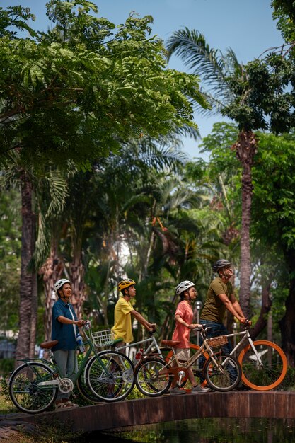 Tiro completo familia en bicicleta al aire libre