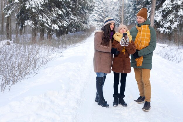 Tiro completo familia feliz invierno