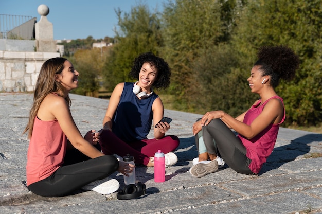 Tiro completo feliz mujer deportiva al aire libre