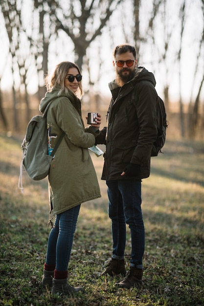 Tiro completo feliz pareja al aire libre