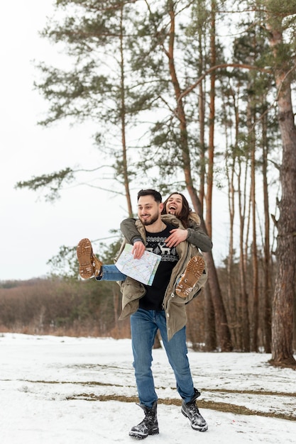 Tiro completo feliz pareja al aire libre