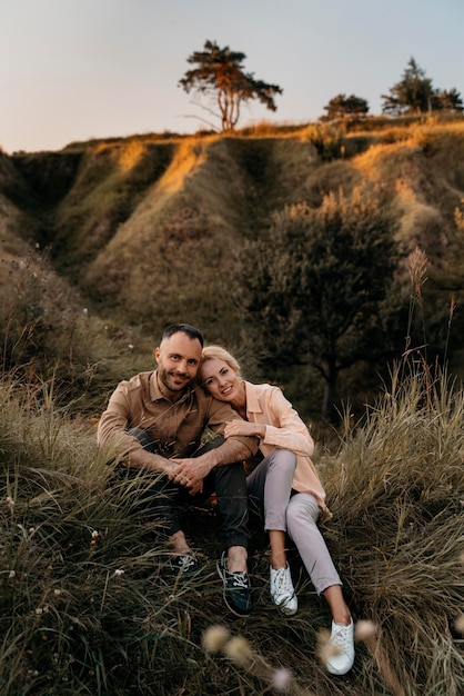 Tiro completo feliz pareja al aire libre