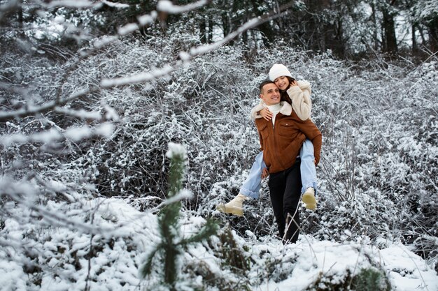 Tiro completo feliz pareja al aire libre