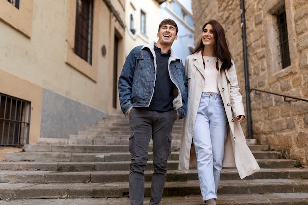 Tiro completo feliz pareja caminando juntos