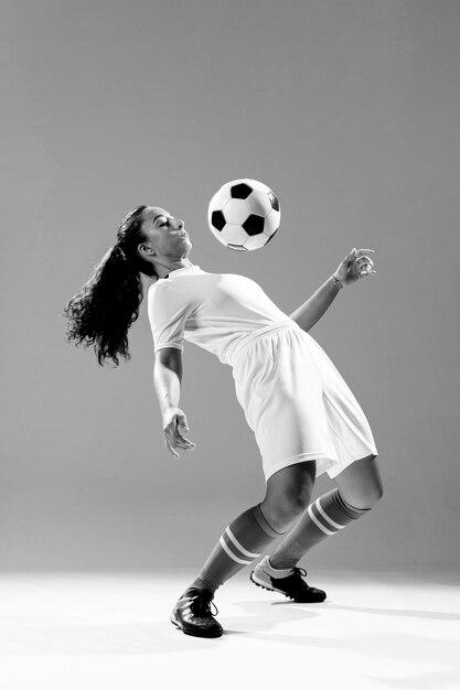 Tiro completo en forma mujer con balón de fútbol