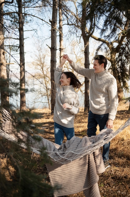 Foto gratuita tiro completo gente feliz bailando en la naturaleza