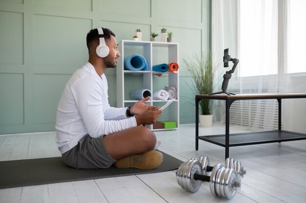 Tiro completo hombre con auriculares