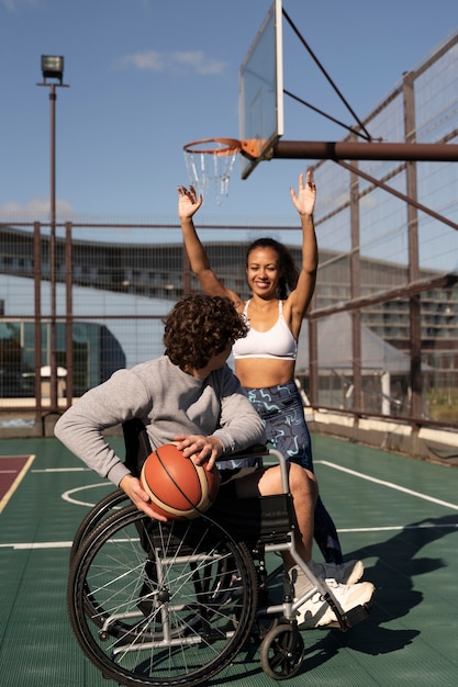 Foto gratuita tiro completo hombre discapacitado jugando baloncesto