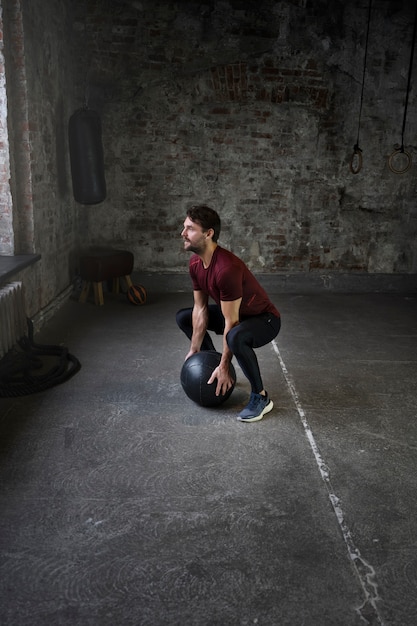 Foto gratuita tiro completo hombre entrenando con pelota