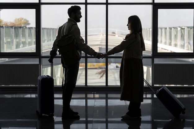 Tiro completo hombre y mujer tomados de la mano