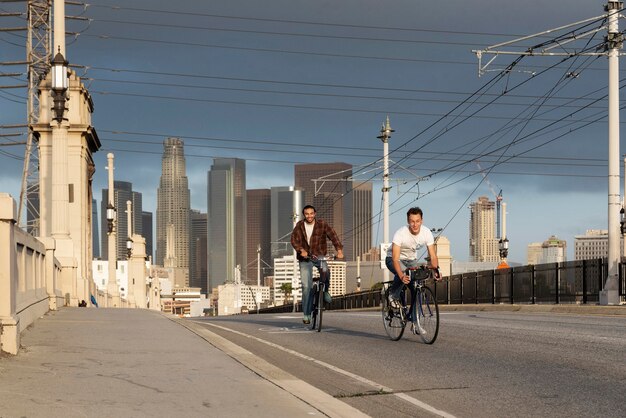 Tiro completo hombres felices en bicicleta