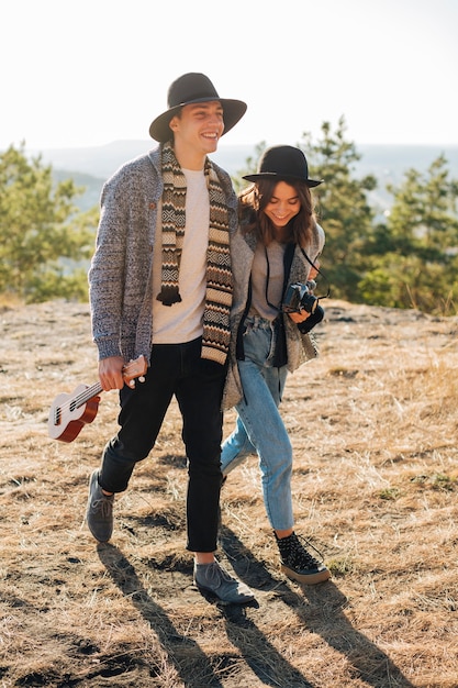 Tiro completo joven y mujer al aire libre