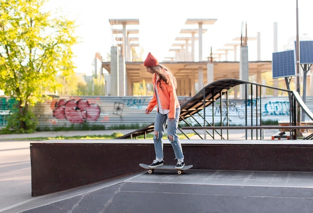 Tiro completo joven en patinar fuera