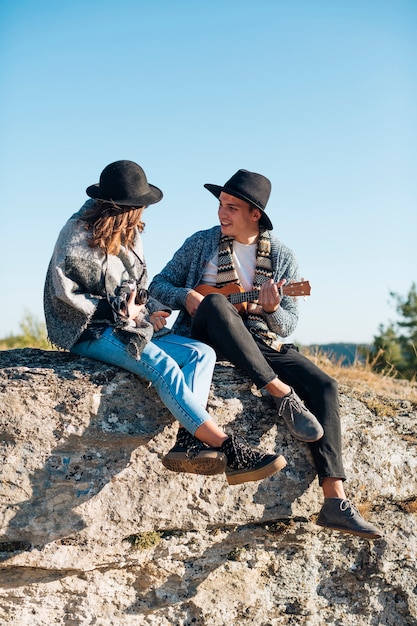 Foto gratuita tiro completo linda pareja joven al aire libre