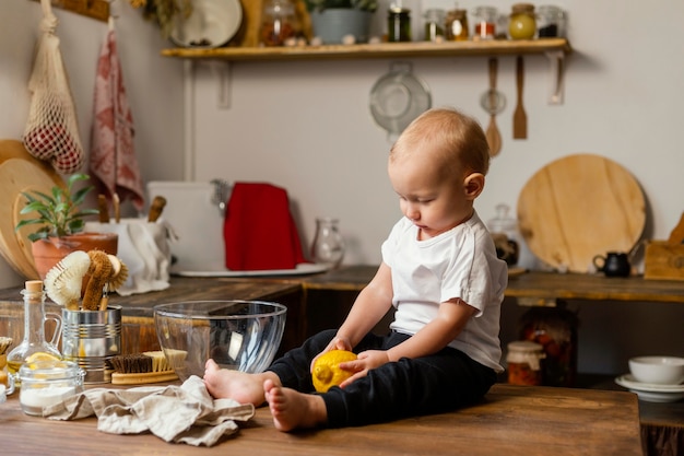 Tiro completo lindo niño sentado en la mesa