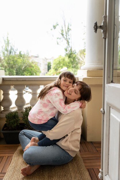 Tiro completo, madre e hija, abrazar