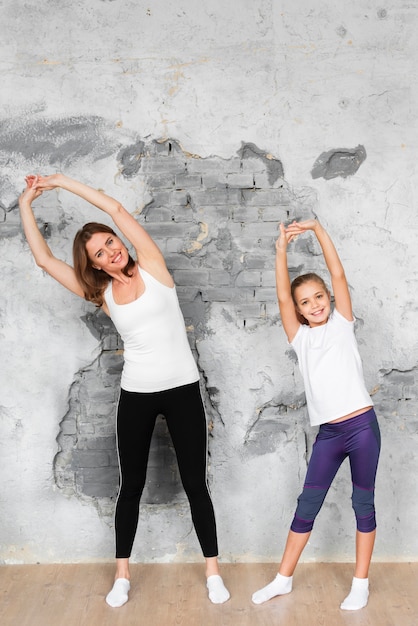 Foto gratuita tiro completo madre e hija estiramiento