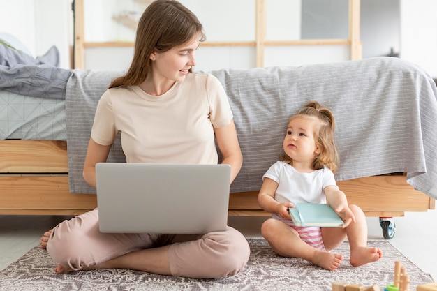 Tiro completo madre e hijo en el piso