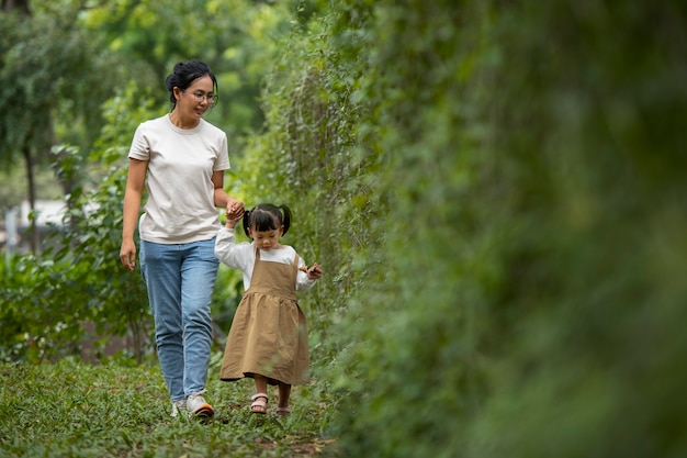 Tiro completo madre y niña caminando en la naturaleza