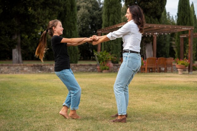 Tiro completo madre y niña divirtiéndose