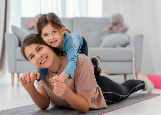 Tiro completo, madre y niña, posar