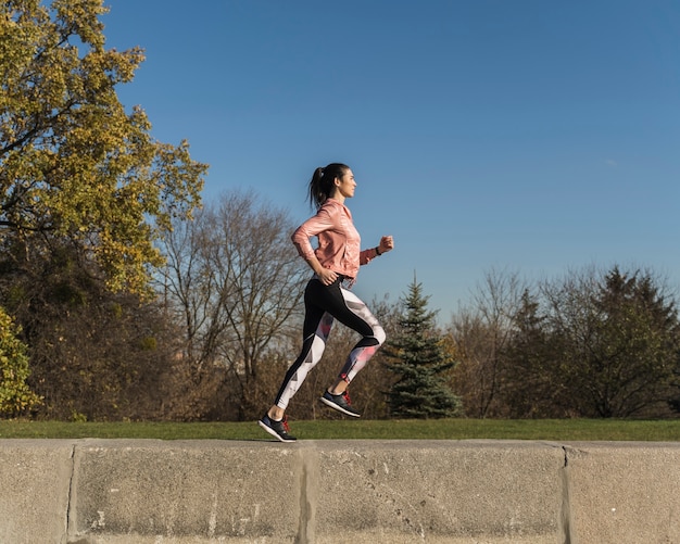 Tiro completo mujer activa corriendo al aire libre