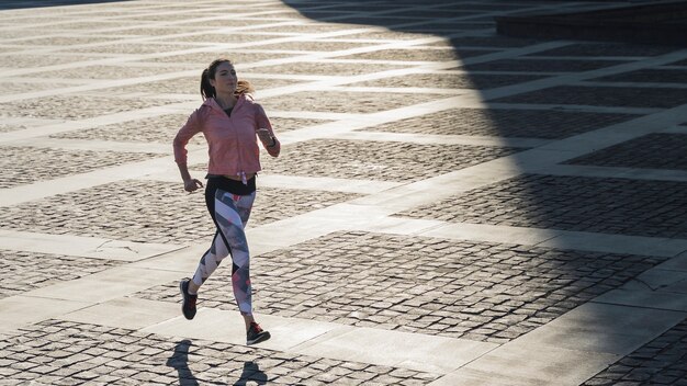 Tiro completo mujer activa trotar al aire libre