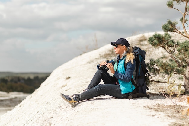 Tiro completo mujer adulta en la naturaleza