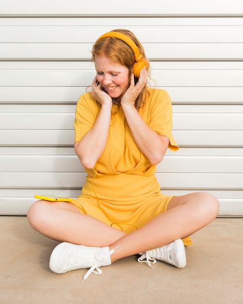 Tiro completo mujer con auriculares