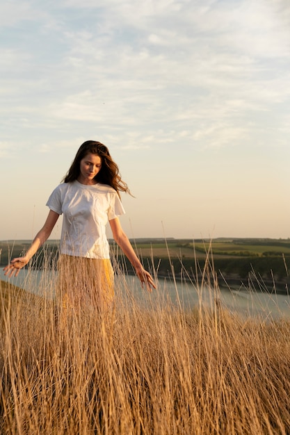 Tiro completo mujer caminando al aire libre