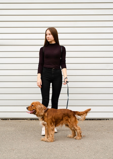 Tiro completo mujer con cocker spaniel