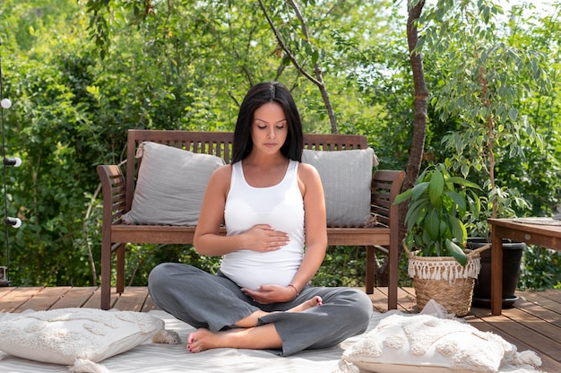 Tiro completo mujer embarazada al aire libre