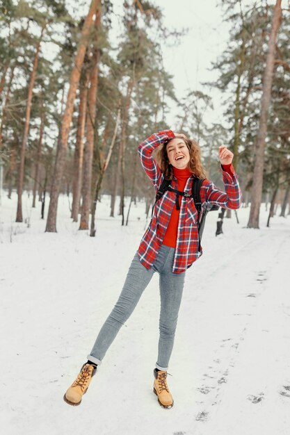 Tiro completo mujer emocionada al aire libre